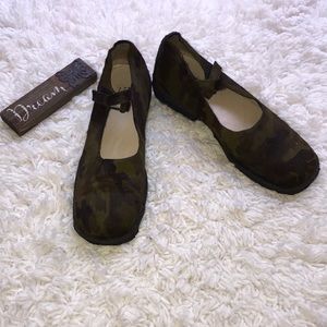 🌳🌳 Barney’s Camouflage Mary Jane Shoes 🌳🌳